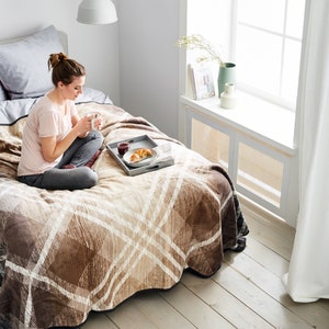 Celbridge XXL by IBENA Jacquard Woven Brown Plaid Queen Size Bed Blanket image 1