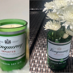 K&ouml;nnte beinhalten: Eine gr&uuml;ne Glasflasche mit einer wei&szlig;en Kerze darin. Die Flasche tr&auml;gt ein Etikett mit der Aufschrift "Tanqueray Imported London Dry Gin".