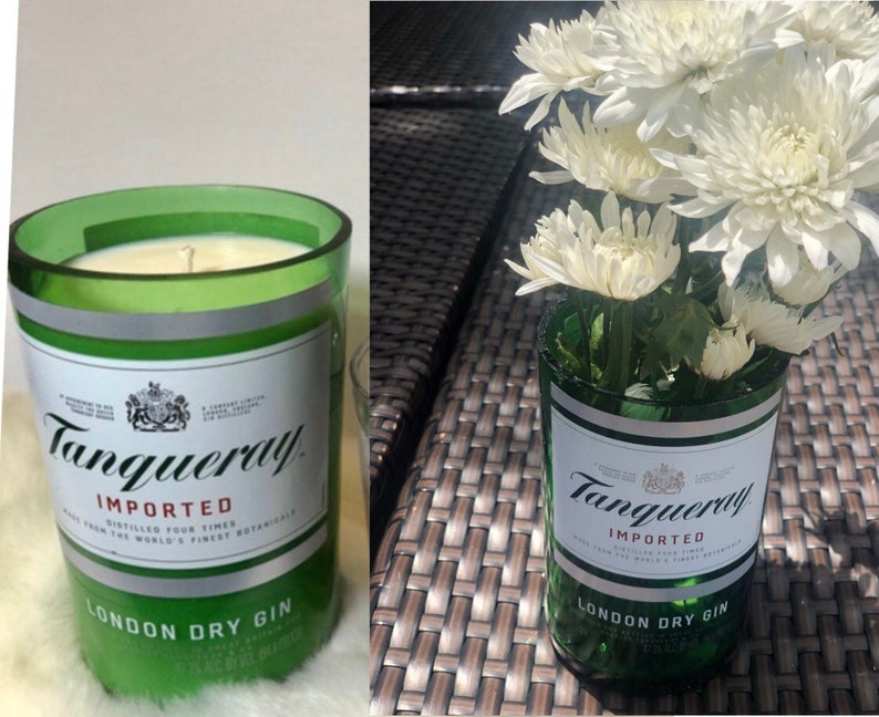 K&ouml;nnte beinhalten: Eine gr&uuml;ne Glasflasche mit einer wei&szlig;en Kerze darin. Die Flasche tr&auml;gt ein Etikett mit der Aufschrift "Tanqueray Imported London Dry Gin".