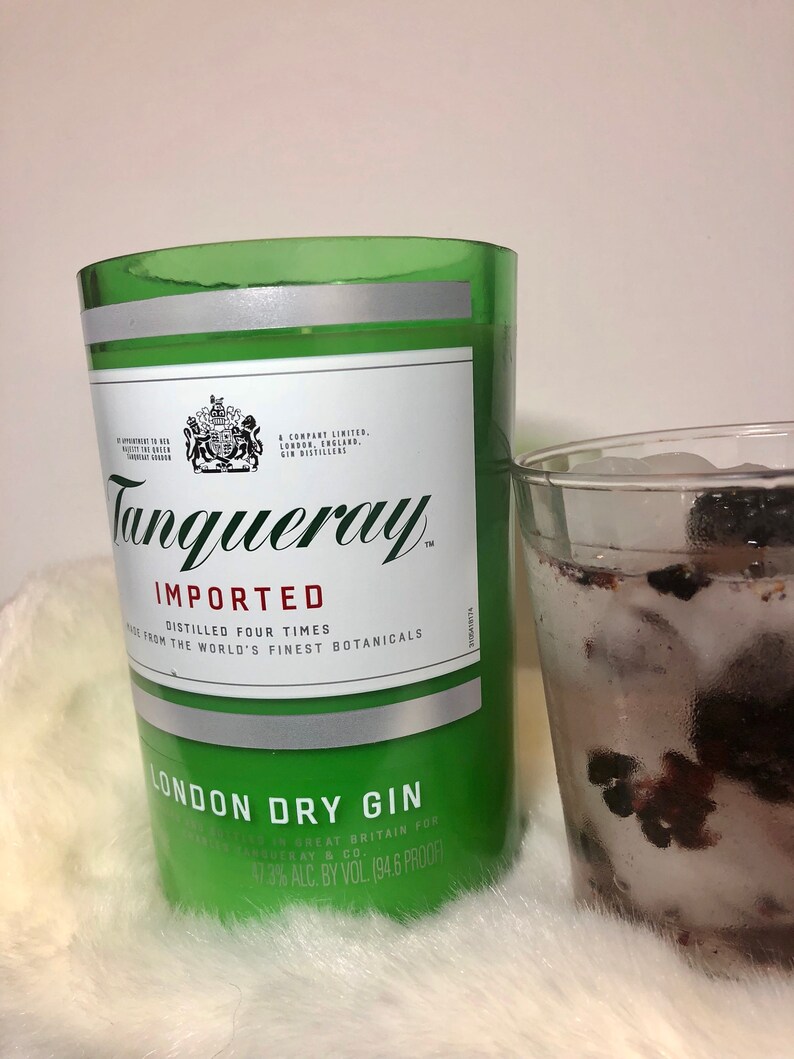 K&ouml;nnte beinhalten: Eine gr&uuml;ne Glasflasche Tanqueray Imported London Dry Gin. Die Flasche hat ein silbernes Etikett mit dem Tanqueray-Logo und dem Text "Imported, Distilled Four Times, Made from the World's Finest Botanicals, London Dry Gin, 37.5% Alc. By Vol. 194.6 Proof".