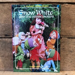 Snow White snd the Seven Dwarves: A Puppet Storybook 1968