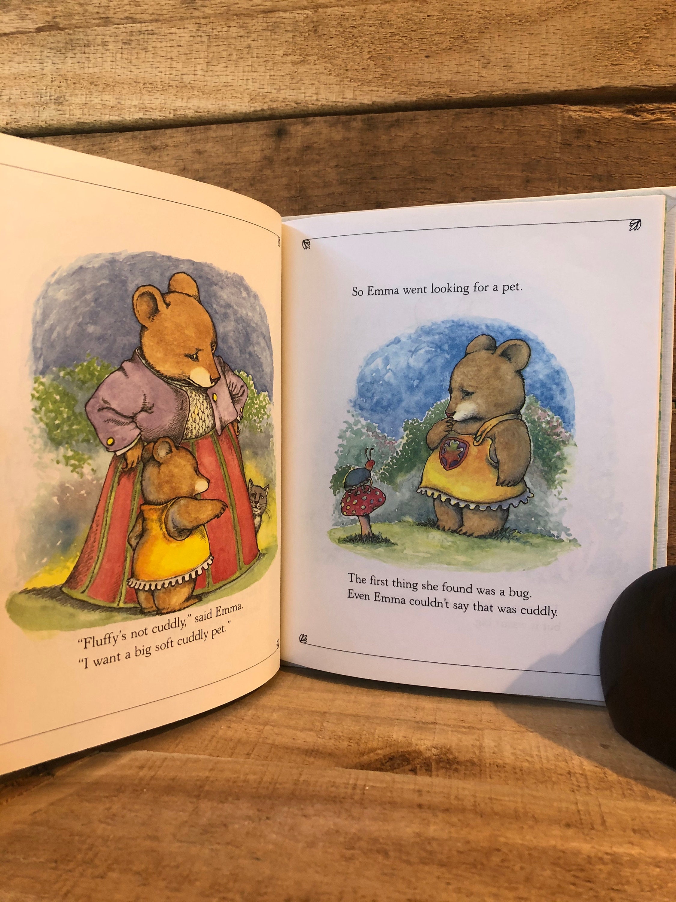 【匿名配送】Emma's Pet　デイビット・M・マクファイル　絵本　洋書　英語 Emma's Pet: McPhail, David: 9780140547498: Amazon.com: Books