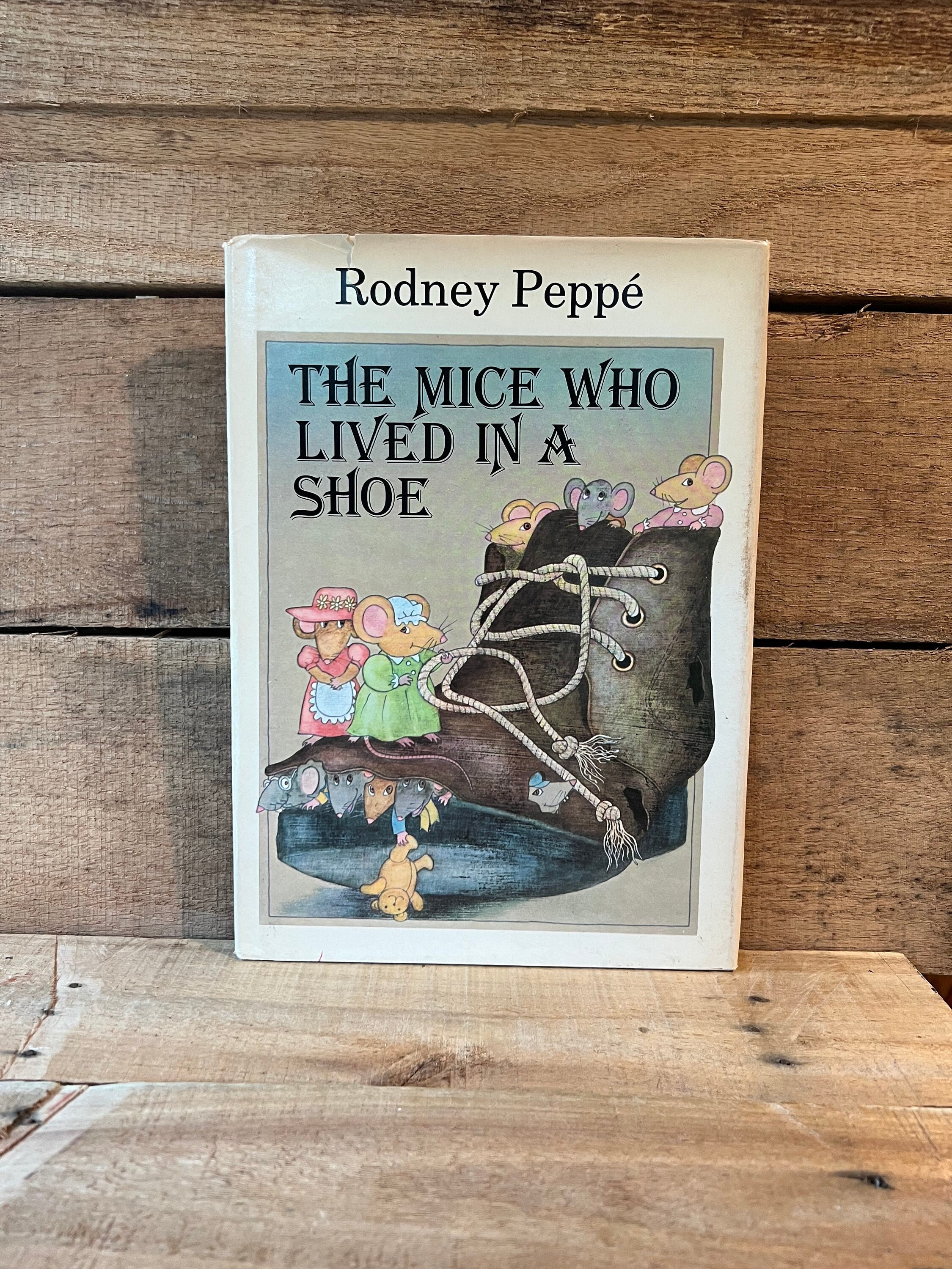 The Mice Who Lived in a Shoe by Rodney Peppe: With Dust