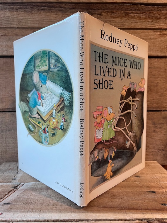 The Mice Who Lived in a Shoe by Rodney Peppe: With Dust