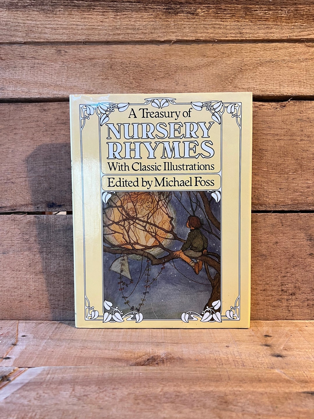 A Treasury of Nursery Rhymes With Classic Illustrations: With Dust