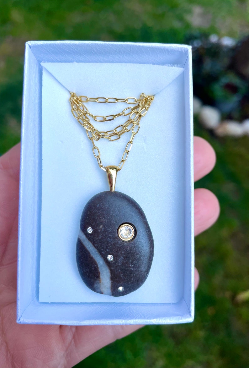 Personalized pebbles necklace. Diamond gold stone necklace with Swarosvki brilliants embedded. Beach stones jewelry. Pebbles jewelry. 画像 10