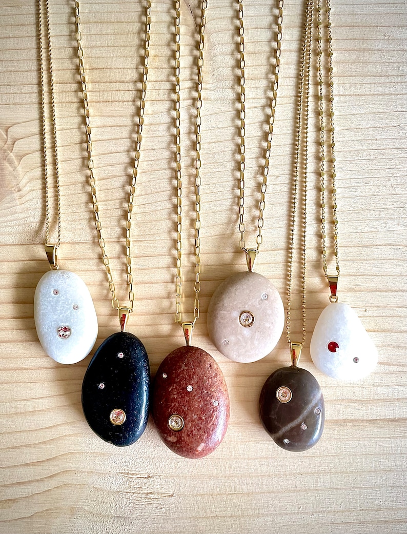 Personalized pebbles necklace. Diamond gold stone necklace with Swarosvki brilliants embedded. Beach stones jewelry. Pebbles jewelry. 画像 3