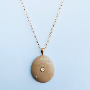 Personalized pebbles necklace. Diamond gold stone necklace with Swarosvki brilliants embedded. Beach stones jewelry. Pebbles jewelry. 画像 5