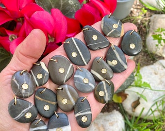 Colgante PERSONALIZADO de piedras con cristales de Swarovski incrustados. Joyas de cristal de mar, joyas de piedras de playa