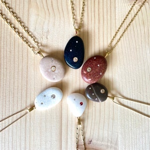 Personalized pebbles necklace. Diamond gold stone necklace with Swarosvki brilliants embedded. Beach stones jewelry. Pebbles jewelry. 画像 9
