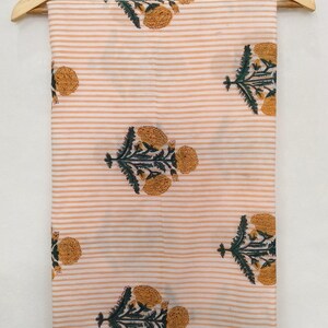 Tessuto di cotone con stampa floreale a mano: materiale per sartoria morbido e leggero