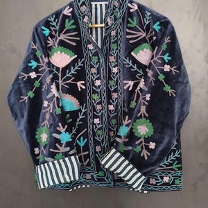 Handgemaakte fluwelen Suzani-jas: geborduurde boho-bovenkleding met bloemenmotief