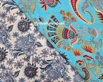 Può includere: Sono esposti due tessuti fantasia. Uno è azzurro con un motivo paisley floreale in rosso, giallo e marrone. L'altro è color crema con un motivo floreale blu. I tessuti sono probabilmente tessuti per l'arredamento della casa.