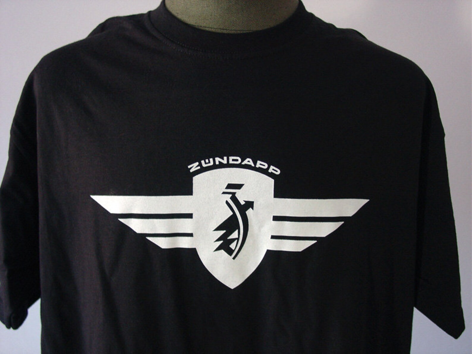 T-shirt Uomo Zündapp Moto Retrò – Nera, Logo Cult, 100% Cotone, Edizione Limitata Made In Slovakia