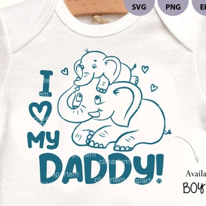 Könnte beinhalten: Ein weißer Strampler mit einer blauen Grafik von zwei Elefanten. Der größere Elefant trägt einen kleineren Elefanten auf seinem Rücken. Der Text "Ich liebe meinen Papa!" ist in blau unter den Elefanten geschrieben.