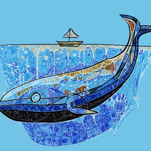 Puede incluir: Una ballena azul con un patrón geométrico detallado nada sobre una escena oceánica estilizada con un pequeño velero en la distancia. El océano está lleno de patrones intrincados y remolinos en tonos azules, dorados y blancos.
