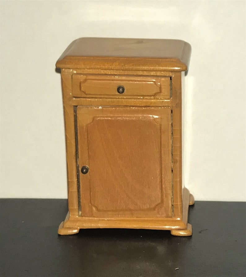 Gold Show Table MUSEUM QUALITY DOLLHOUSE FURNITURE 1//12 or 1/" Scale BESPAQ
