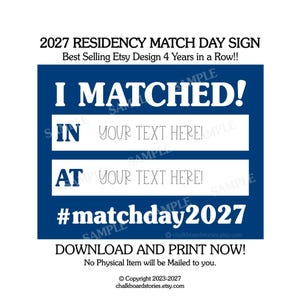 Puede incluir: Un letrero rectangular azul con texto blanco que dice 2027 RESIDENCY MATCH DAY SIGN, I MATCHED!, IN YOUR TEXT HERE!, AT YOUR TEXT HERE! y #matchday2027. El diseño incluye espacios reservados para texto personalizado e información adicional.