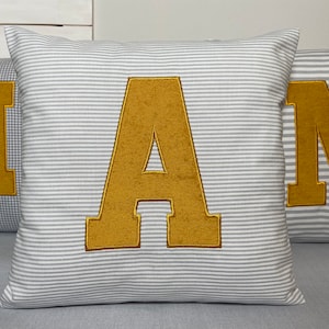 30x30 cm * Buchstabe in senfgelb * Hotelverschluss * inklusive separatem Inlet * Kissen