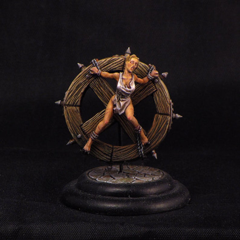 Wheel naked 28mm wargame miniature female medieval witch 