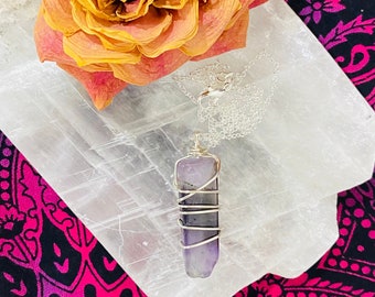 Collier point d'améthyste chevron, fil d'argent enveloppé de pierre, bijoux bohème