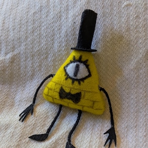 Könnte beinhalten: Eine weiße Keramik-Tasse mit schwarzem Henkel und dem Text "But First, Coffee" in schwarzer, handschriftlicher Schrift. Die Tasse steht auf einer weißen Oberfläche.