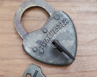 Rustiek Winchester-harthangslot: antiek stalen slot met sleutels