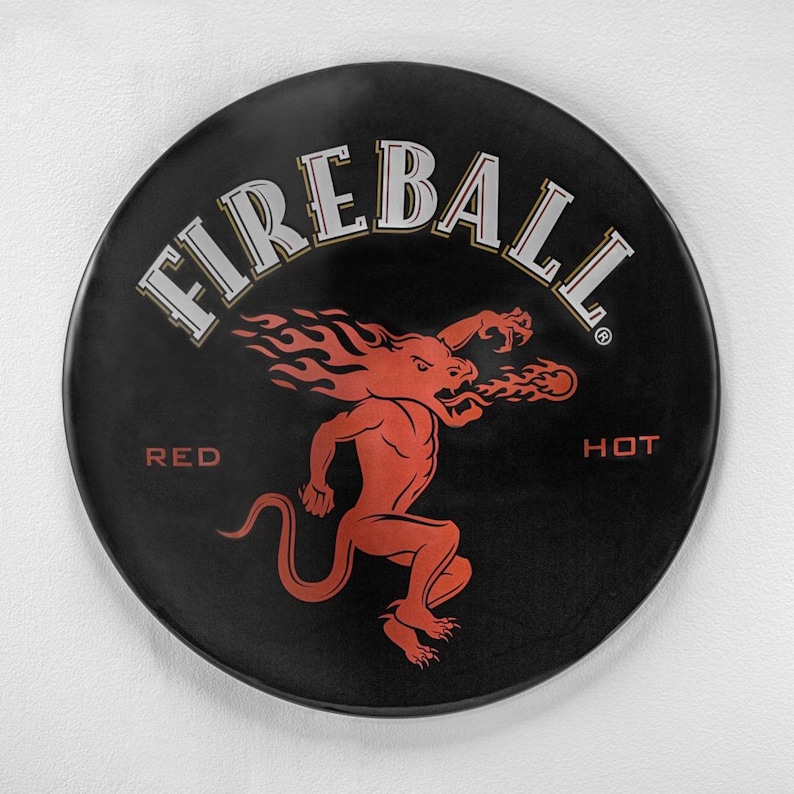 以下が含まれることがあります： 「FIREBALL RED HOT」という文字と、炎を吐く赤い悪魔の漫画が描かれた黒と赤の丸いステッカーです。