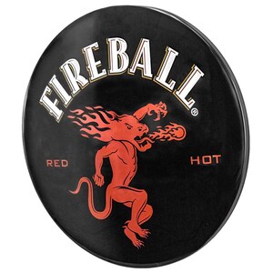以下が含まれることがあります： 「FIREBALL RED HOT」という文字と、口から炎を吐く赤い悪魔が描かれた黒と赤の丸い看板です。