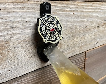 Abridor de botellas de pared con escudo del Departamento de Bomberos