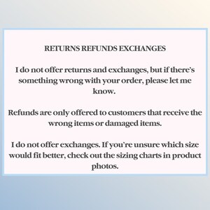 Pu&ograve; includere: Uno sfondo azzurro con il testo "RETURNS REFUNDS EXCHANGES". Il testo spiega la politica di reso e cambio del negozio, affermando che non vengono offerti resi o cambi, ma di contattare il negozio in caso di problemi con l'ordine.