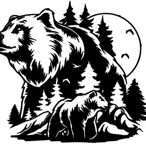Puede incluir: Ilustración en blanco y negro de un oso y un cachorro de pie en un bosque con árboles y una luna llena en el fondo.