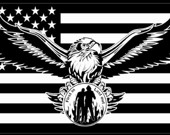 Op de afbeelding: Zwart-witte illustratie van een adelaar met uitgespreide vleugels, die op een rond embleem zit met de tekst "First In Last Out". De adelaar bevindt zich voor een zwart-witte Amerikaanse vlag.