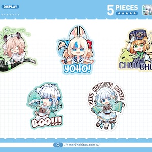 Pode incluir: Um conjunto de cinco autocolantes chibi para exibição, com personagens em estilo anime. Cada autocolante tem um design único com cores vibrantes e balões de texto com as palavras "YOHO!", "CHOO CHOO", "BOO!!!" e "GOOD MORNING MINTO".