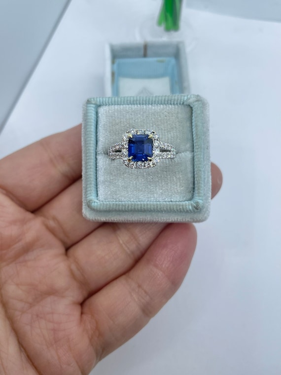 ブルーサファイアリング天然ブルーサファイアとダイヤモンドの  