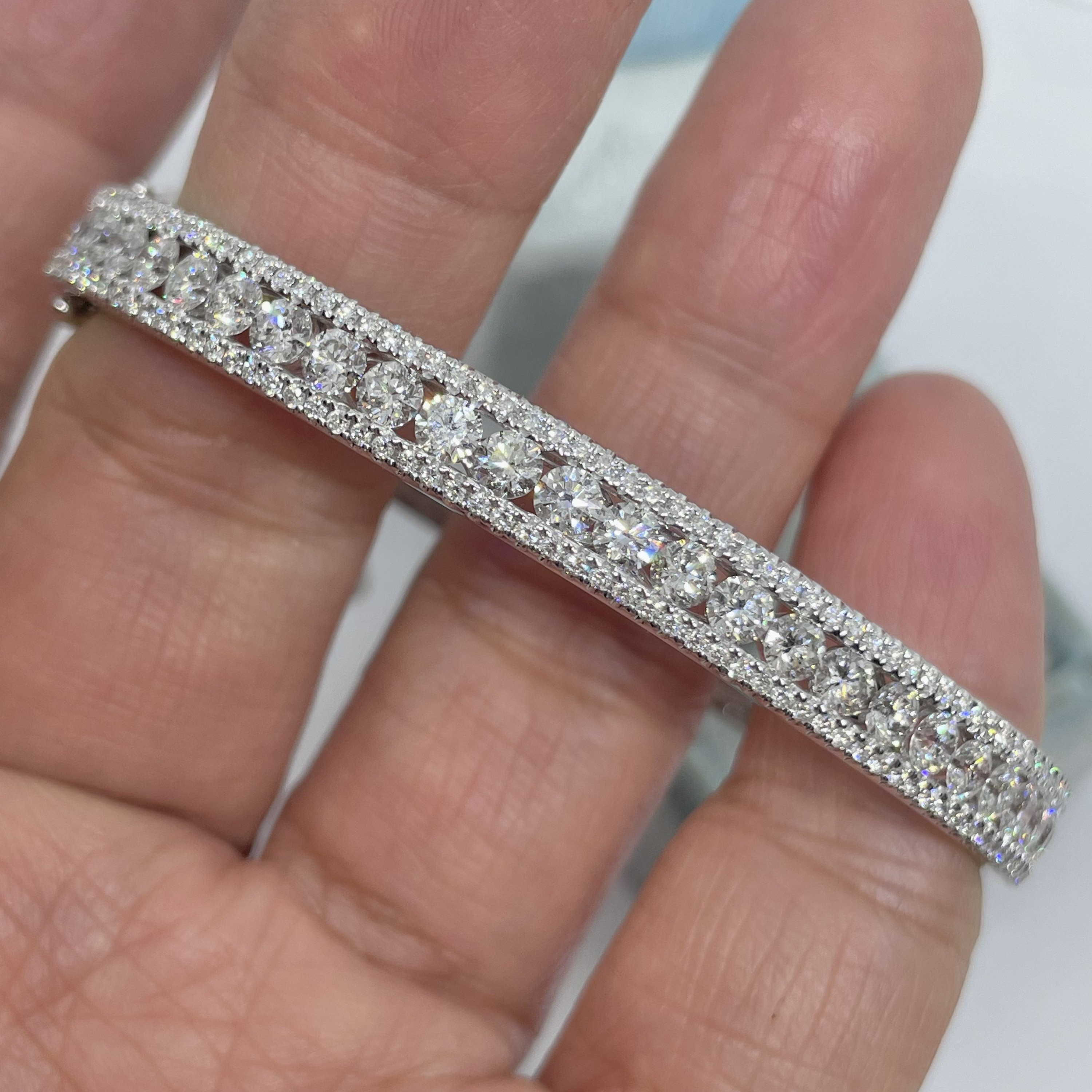 ダイヤモンド バングル ブレスレット、18K ホワイト ゴールド