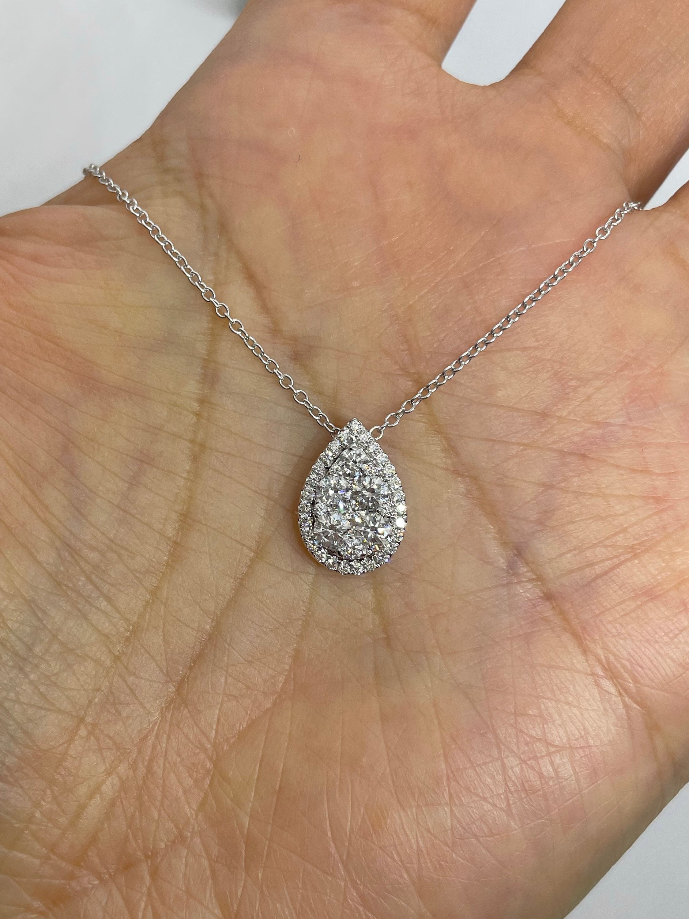 ペアシェイプダイヤモンドネックレス、18Kホワイトゴールドペア