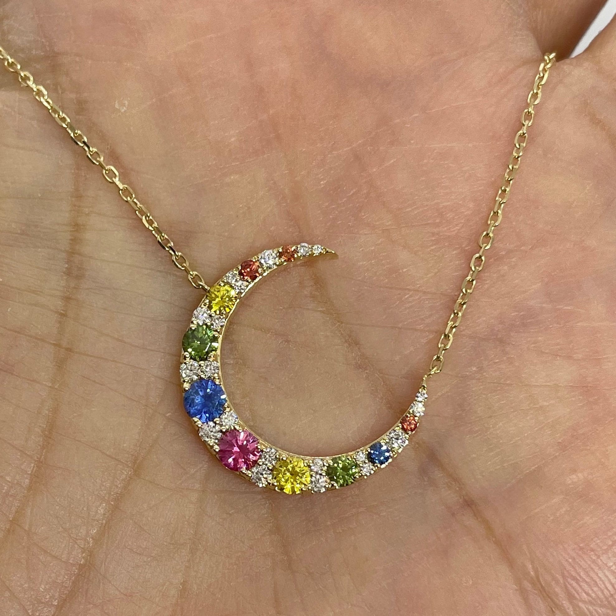 サファイア ムーン ネックレス、18K イエロー ゴールド マルチ サファイア ムーン ネックレス、18K イエロー ゴールド マルチ
