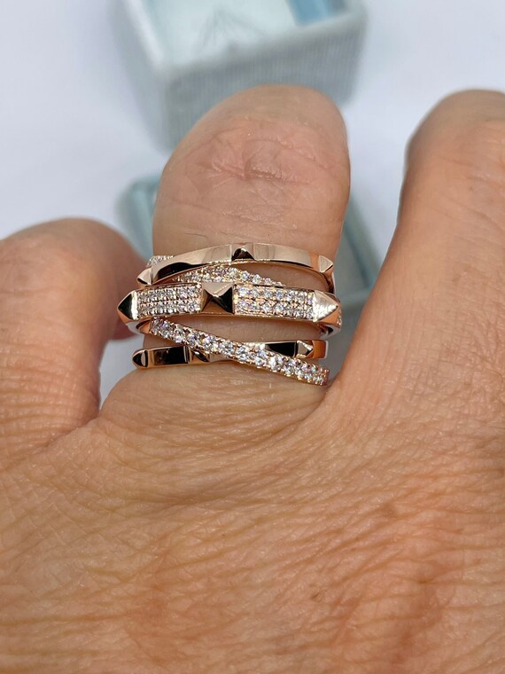 Crossover wide shop ring with diamonds