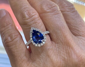 サファイアの婚約指輪、天然ペアシェイプサファイアとダイヤモンドの