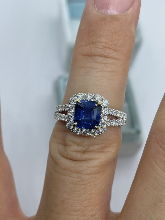 ブルーサファイアリング天然ブルーサファイアとダイヤモンドの  