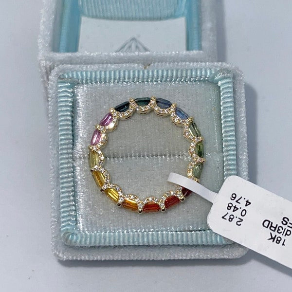 Anillo de zafiro arcoíris y diamantes, alianza de oro amarillo de 18 quilates.