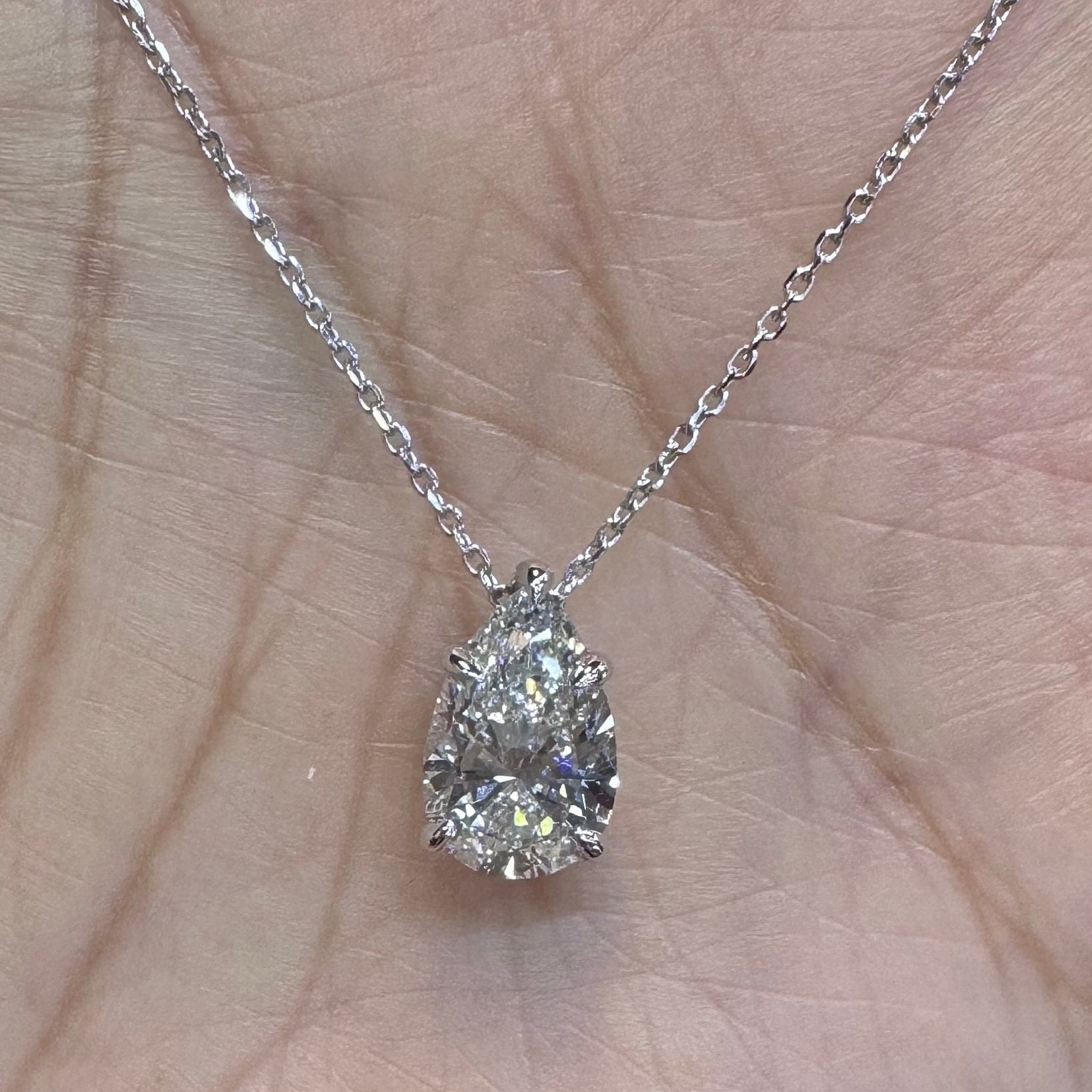Collar de diamantes en forma de pera, colgante de diamantes en forma de pera en oro blanco de 14 quilates, colgante de diamantes en forma de lágrima, collar solitario de diamantes cultivados en laboratorio de 1,81 VVS