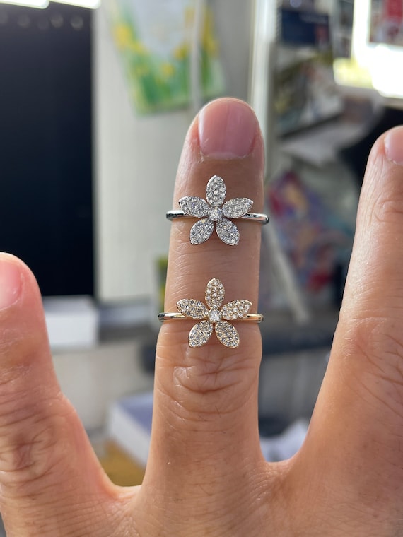 ダイヤモンドフラワーリング、フローラルダイヤモンドリング、可憐な 