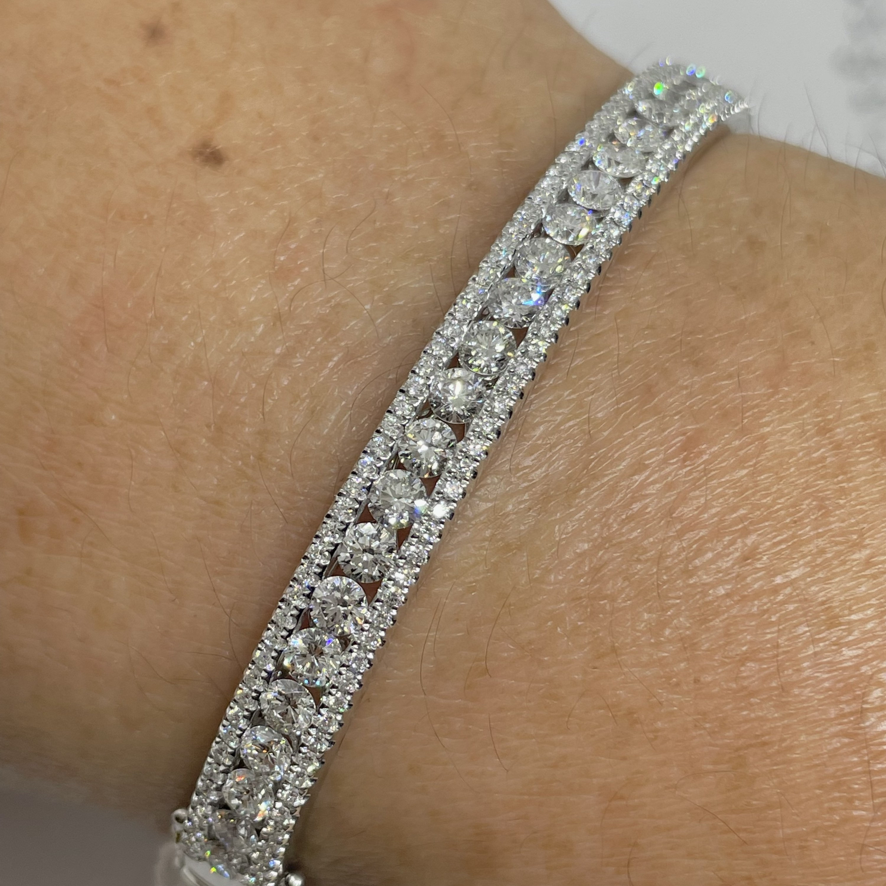 ダイヤモンド バングル ブレスレット、18K ホワイト ゴールド