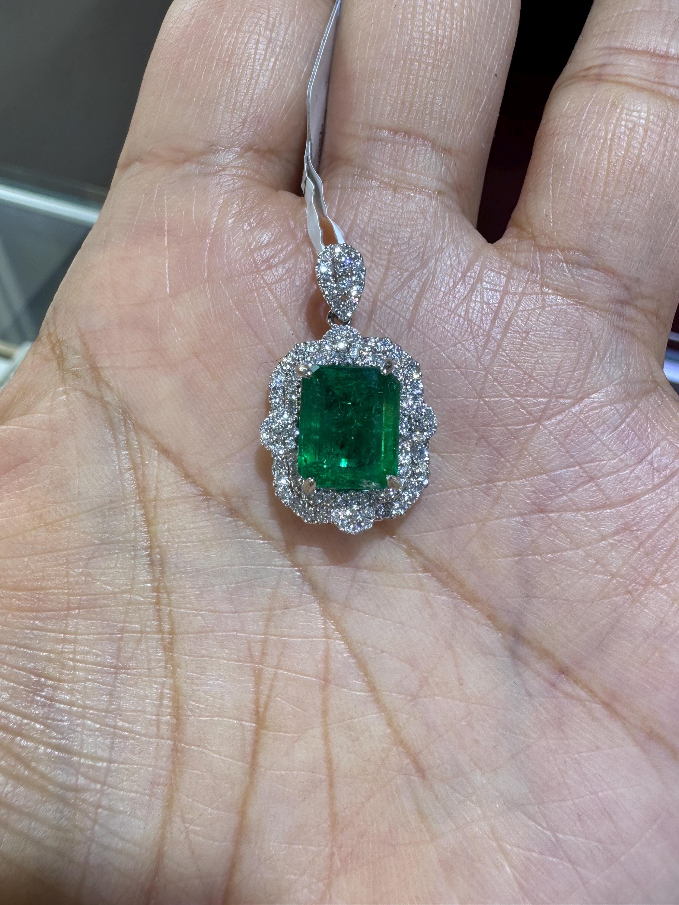 美しい緑の宝石天然エメラルド　ダイヤペンダントトップ　K18YG E2.38ct Natural Emerald and Diamond Pendant, 18K White Gold Emerald