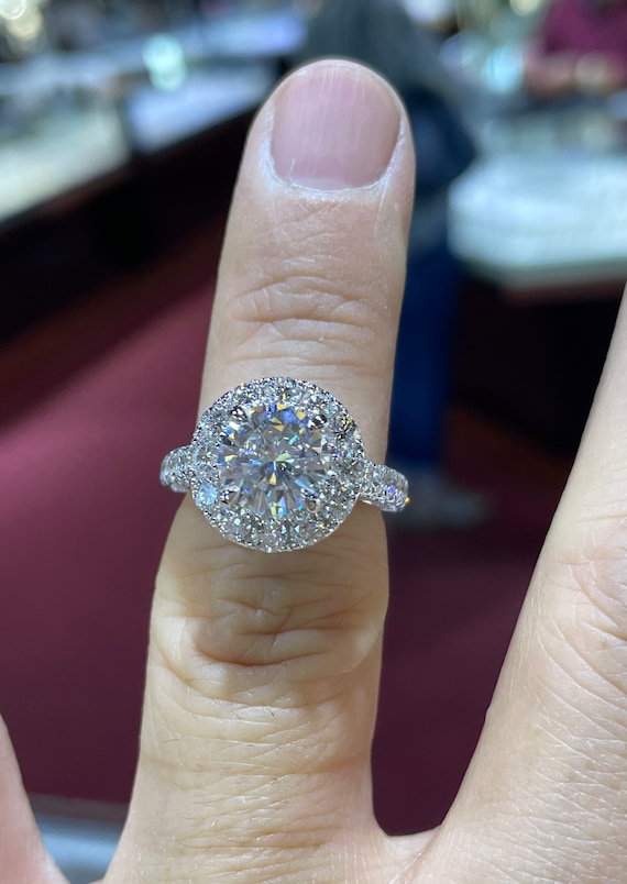 18 Karat White Gold Diamond Ring With Round Brilliant 