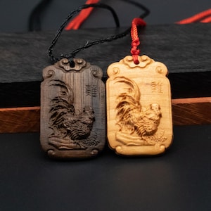 Wisiorek koguta, naszyjnik zodiaku, rok koguta, rzeźba w drewnie, naszyjnik zwierząt, wisiorek rzeźbiony, rzeźbione drewno, grawerowany naszyjnik