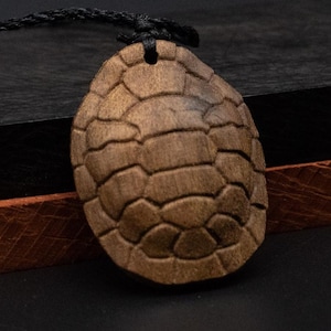 collier tortue, pendentif tortue, carapace de tortue, cadeau tortue, pendentif en bois, pendentif tortue en bois, sculpture sur bois, pendentif carapace de tortue,