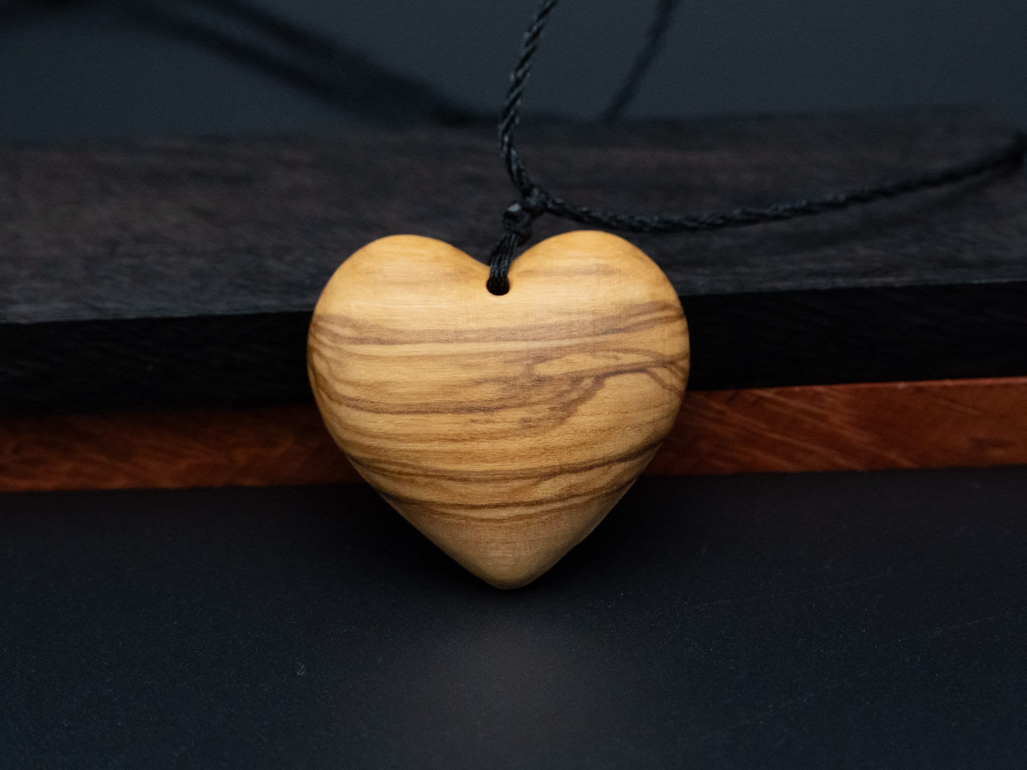 Collana con ciondolo a forma di cuore in legno minimalista - Gioielli